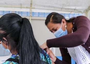Llevan vacunas contra covid-19 a comunidades lejanas del país