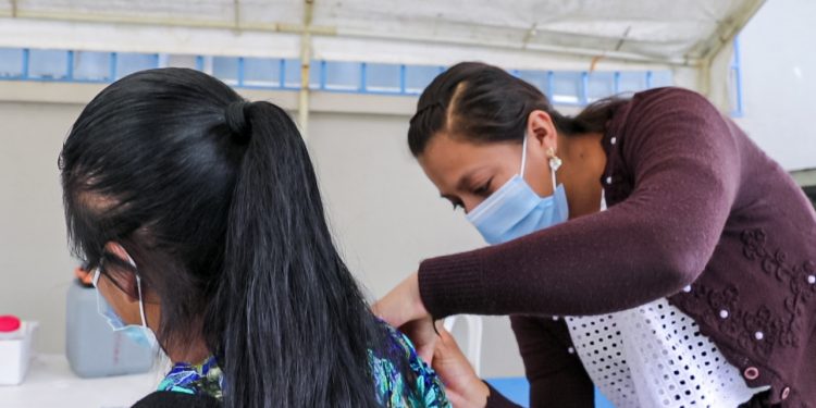 Llevan vacunas contra covid-19 a comunidades lejanas del país