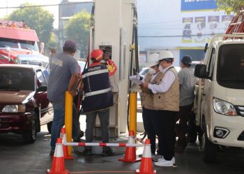Personal del MEM y la Diaco en verificaciones por precios de combustibles. / Foto: MEM.