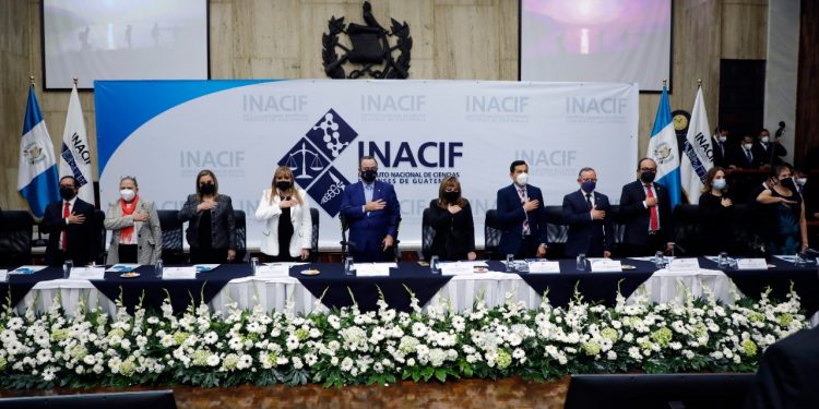 Presidente participa en toma de posesión de nueva directora del Inacif