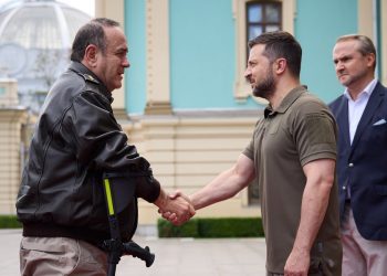 Saludo entre los presidentes de Guatemala, Alejandro Giammattei y su homólogo de Ucrania, , Volodímir Zelenski