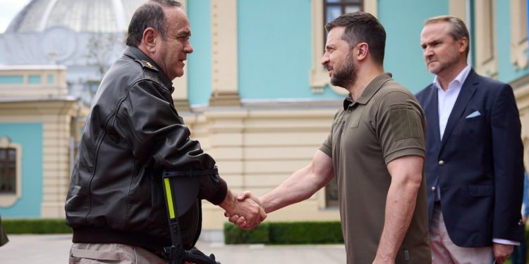 Saludo entre los presidentes de Guatemala, Alejandro Giammattei y su homólogo de Ucrania, , Volodímir Zelenski