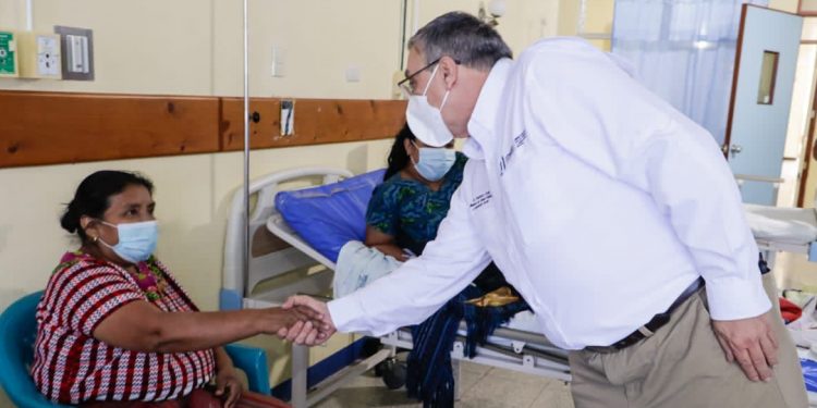 Ministro verifica servicios de Salud en Sololá