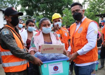 Conred lleva ayuda humanitaria a familias afectadas por las lluvias en Panzós
