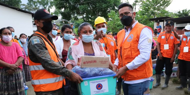 Conred lleva ayuda humanitaria a familias afectadas por las lluvias en Panzós