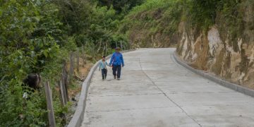 Pavimentación de tramo mejora movilidad en Cubulco