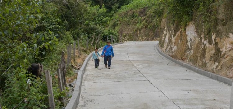 Pavimentación de tramo mejora movilidad en Cubulco
