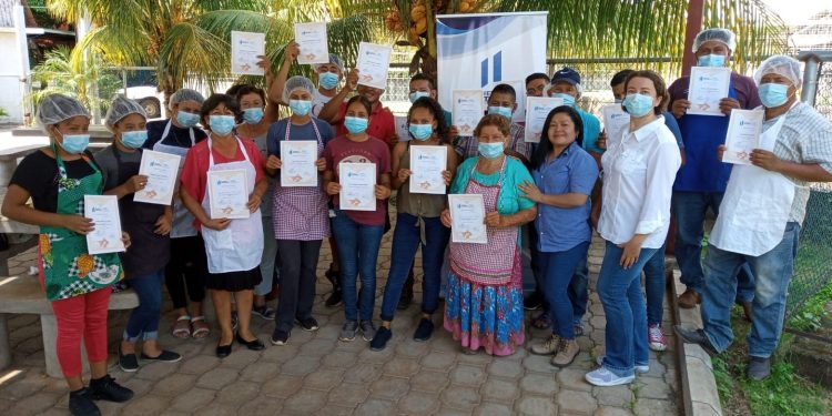 Pequeños productores de tilapia se capacitan para diversificar su oferta
