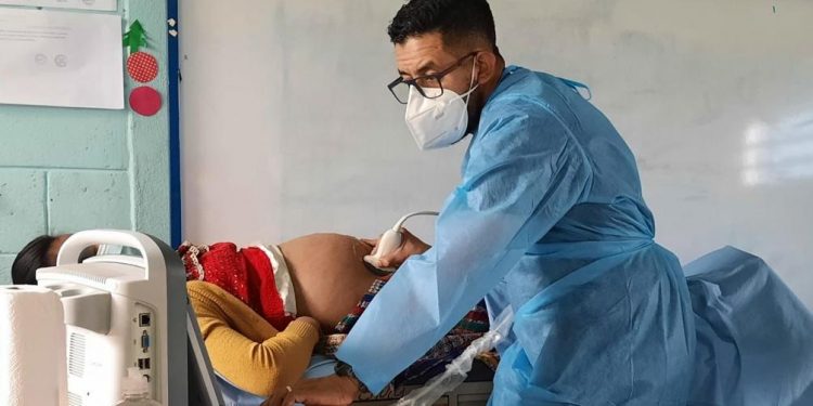 Feria integral de salud beneficia a vecinos de Totonicapán