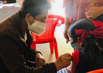 Niños de entre 6 y 11 años reciben dosis contra el COVID-19 en Sololá