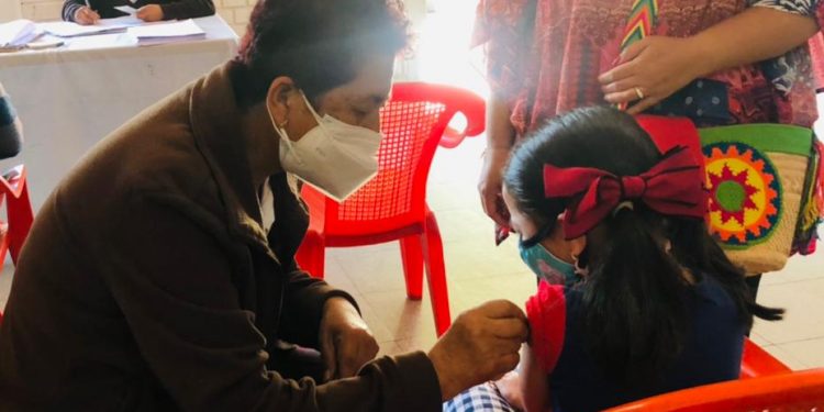 Niños de entre 6 y 11 años reciben dosis contra el COVID-19 en Sololá
