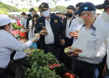 Feria impulsa a pequeños productores rurales