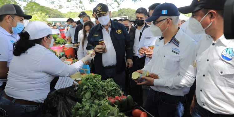 Feria impulsa a pequeños productores rurales