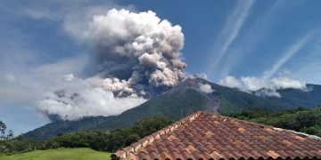 Conred emite recomendaciones por actividad en los volcanes de Fuego y Santiaguito