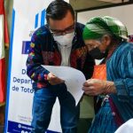 Adultos mayores de Totonicapán son beneficiados con programa de aporte económico