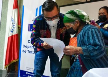 Adultos mayores de Totonicapán son beneficiados con programa de aporte económico
