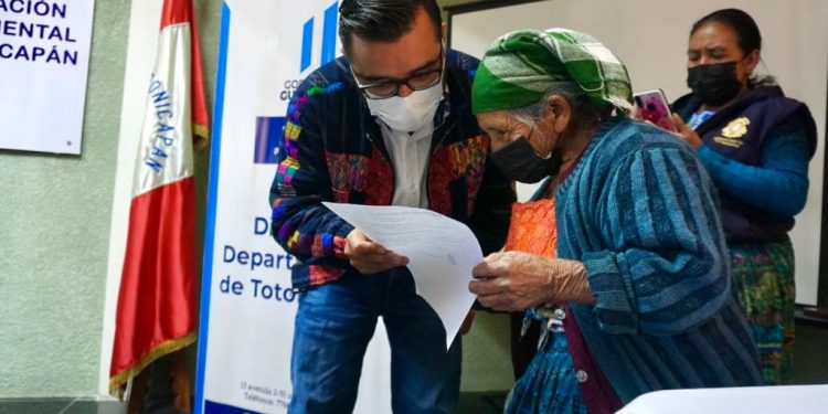 Adultos mayores de Totonicapán son beneficiados con programa de aporte económico