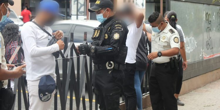 PNC realiza operativos en centro de emisión de pasaportes