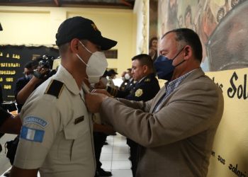 Ministro de Gobernación entrega Orden de Mérito a agentes de la PNC