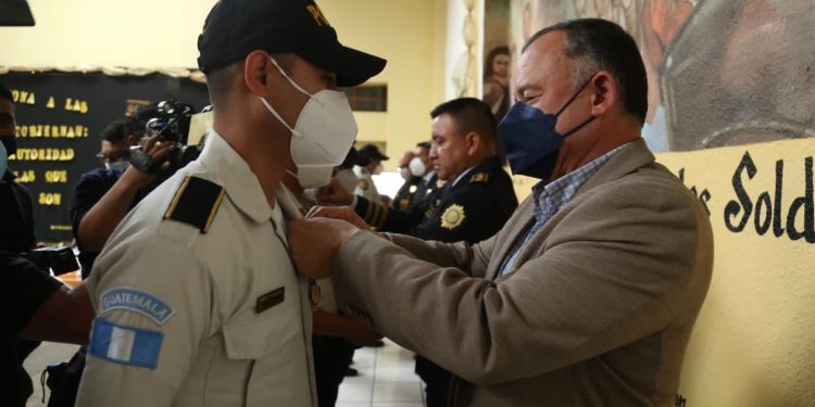 Ministro de Gobernación entrega Orden de Mérito a agentes de la PNC