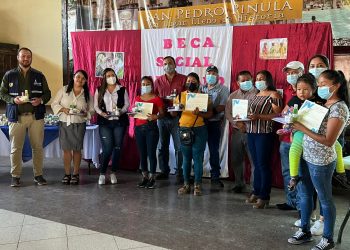 Mujeres se benefician de Beca Artesano