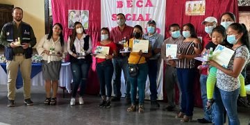 Mujeres se benefician de Beca Artesano