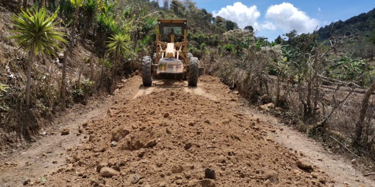 Avanzan en rehabilitación de caminos rurales