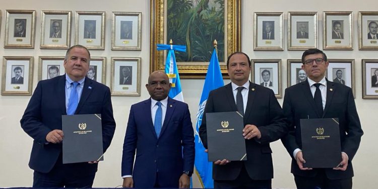 Guatemala suscribe acuerdo sobre atención integral migratoria