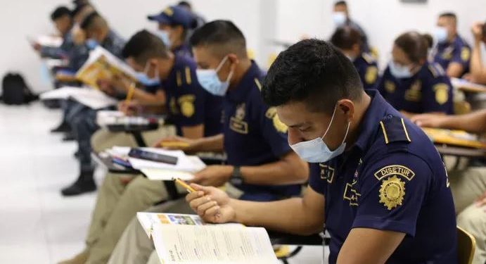 PNC inicia segunda fase de formación bilingüe