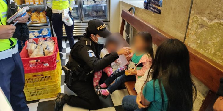 Policía rescata a niña que fue arrebatada de los brazos de su mamá