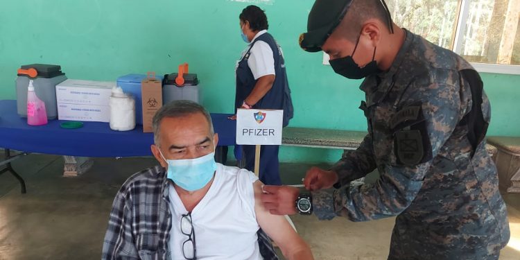 Cuarta dosis contra COVID-19 continúa vigente para grupos priorizados