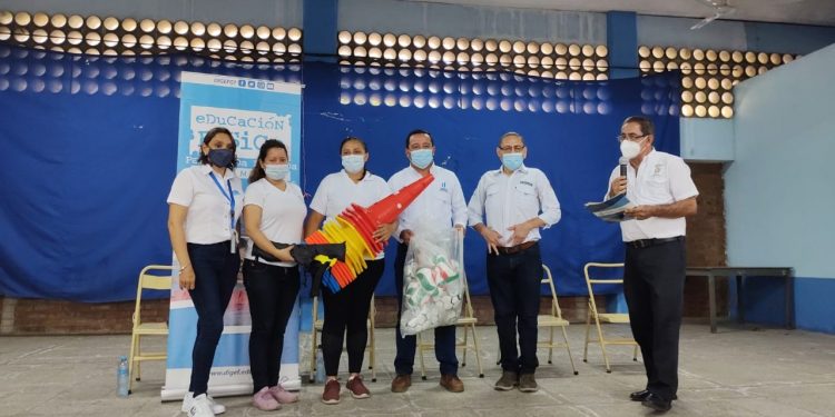 Entregan implementos deportivos a centros educativos en Suchitepéquez