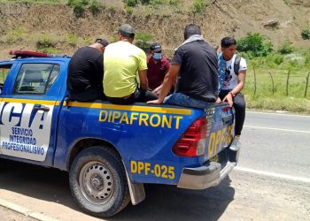 Acciones de la PNC permiten ubicar a 19 migrantes en Izabal y Chiquimula