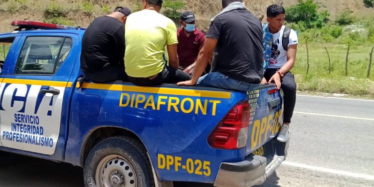 Acciones de la PNC permiten ubicar a 19 migrantes en Izabal y Chiquimula