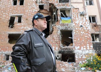 Dignatario visita las ciudades de Bucha e Irpin, devastadas por la guerra entre Rusia y Ucrania