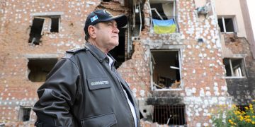 Dignatario visita las ciudades de Bucha e Irpin, devastadas por la guerra entre Rusia y Ucrania