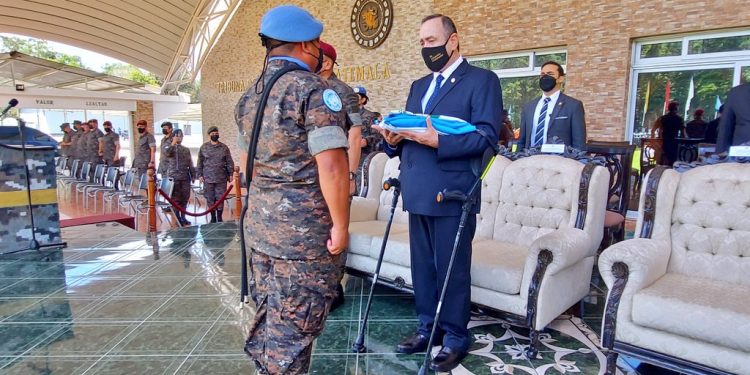 Presidente entrega bandera nacional a XXII Contingente, que será desplegado a República Democrática del Congo