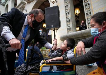 Niños y adultos son beneficiados con la entrega de sillas de ruedas