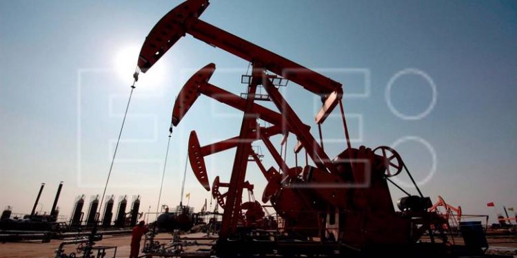 El petróleo de Texas baja un 0.7 % y cierra en 104.90 dólares el barril