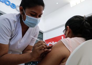 Puestos de vacunación y de hisopados funcionarán con normalidad durante asueto