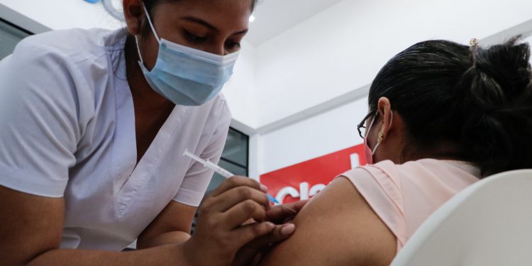 Puestos de vacunación y de hisopados funcionarán con normalidad durante asueto