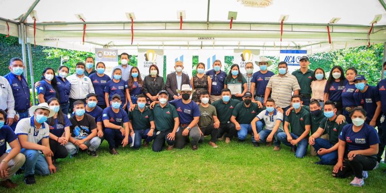 Reciben a jóvenes becados con técnico laboral agropecuario