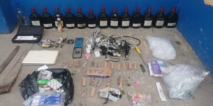 Localizan licor y celulares durante requisa en centro preventivo de Puerto Barrios, Izabal