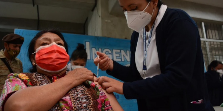 Destacan que mujeres acuden más a servicios de Salud