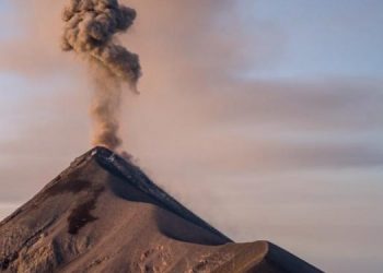 Volcán de Fuego presenta actividad eruptiva