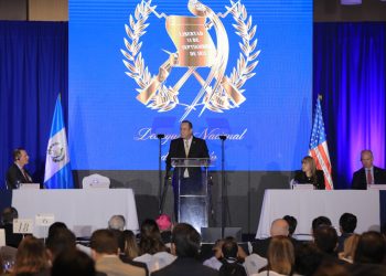 Presidente participa en Desayuno Nacional de Oración