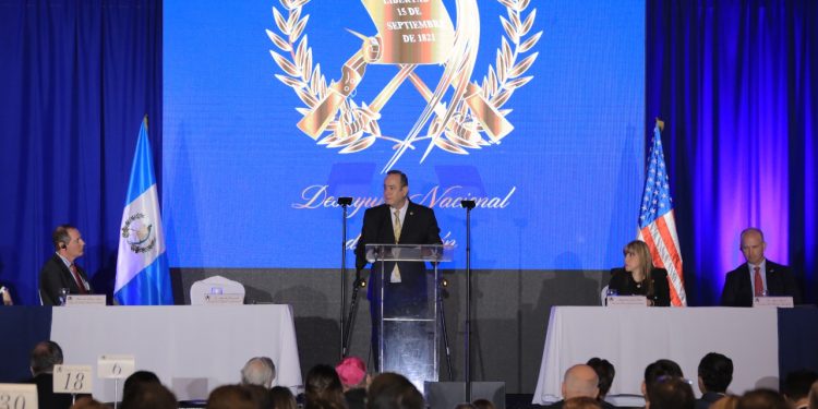 Presidente participa en Desayuno Nacional de Oración