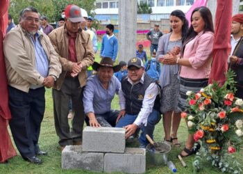 Colocan primera piedra de instituto de educación básica en Chimaltenango