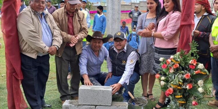 Colocan primera piedra de instituto de educación básica en Chimaltenango