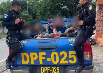 Personas de distintas nacionalidades trasladadas a Migración